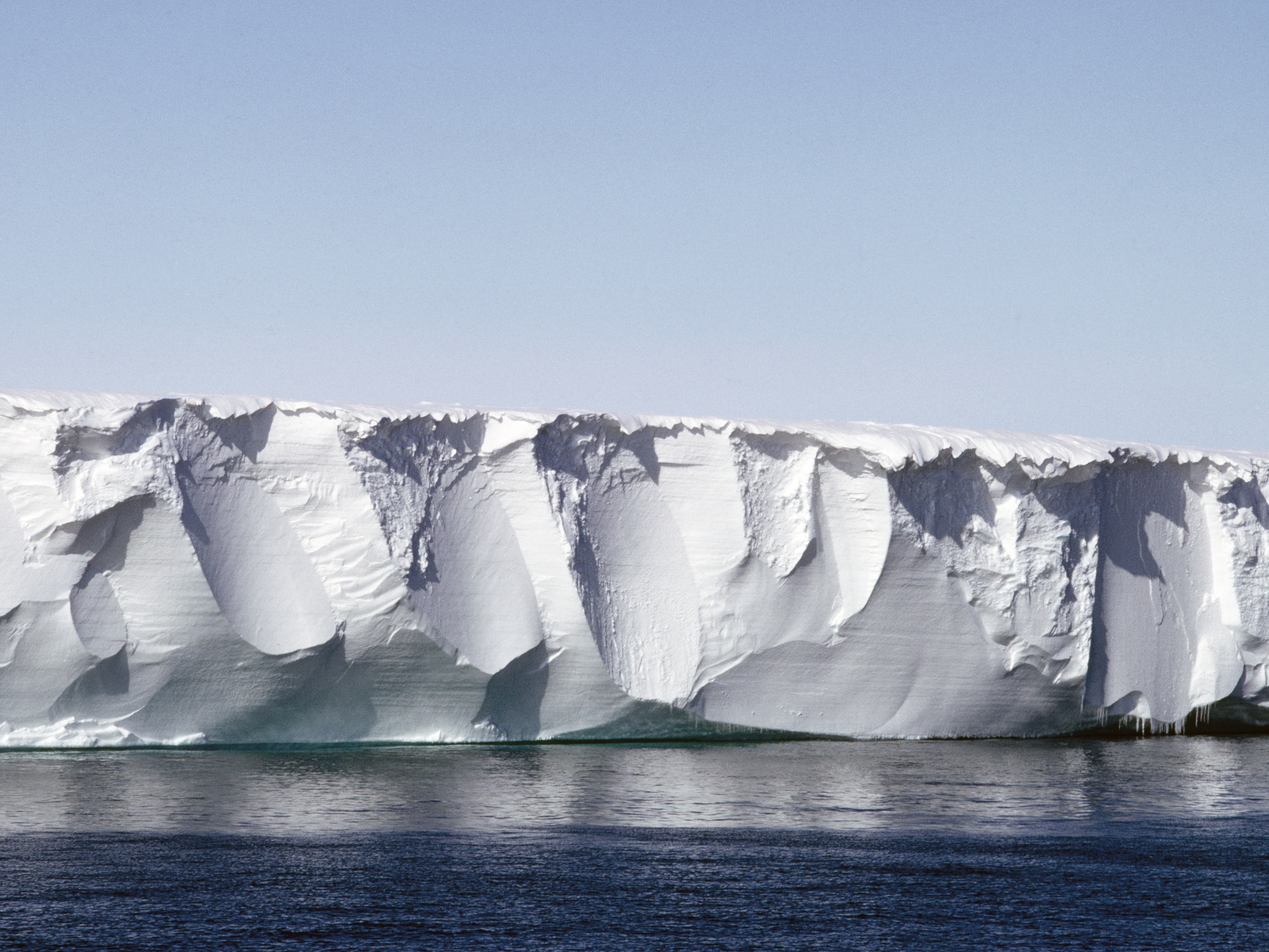 caption: The Ross Ice Shelf, photographed in 2003. Researchers found that by monitoring the seismic effects of wind on the surface of a shelf, they could gain insight into its structural integrity.