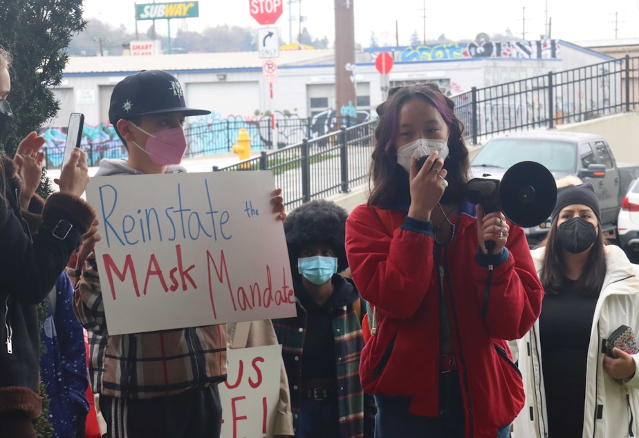 caption: Seattle Public School students walk out and demand the mask mandate to be reinstated