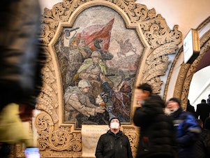 caption: A mosaic panel depicts the liberation of Kyiv by Russia's Red Army in 1943 at Kievskaya metro station in Moscow.