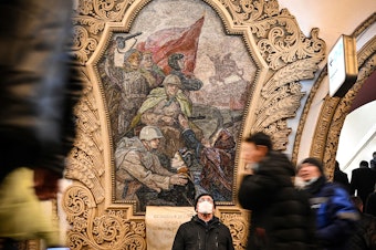 caption: A mosaic panel depicts the liberation of Kyiv by Russia's Red Army in 1943 at Kievskaya metro station in Moscow.