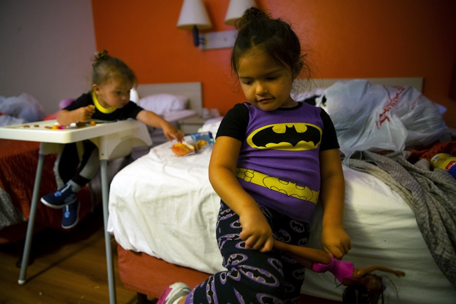 caption: Vay, 5, and Messiah, 1, in their family's room at Motel 6 following a fire that tore through their apartment complex, on Friday, August 26, 2022. 