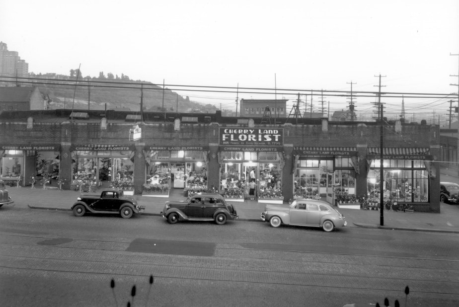 caption: A street view of Cherry Land Florist in the 1940s.