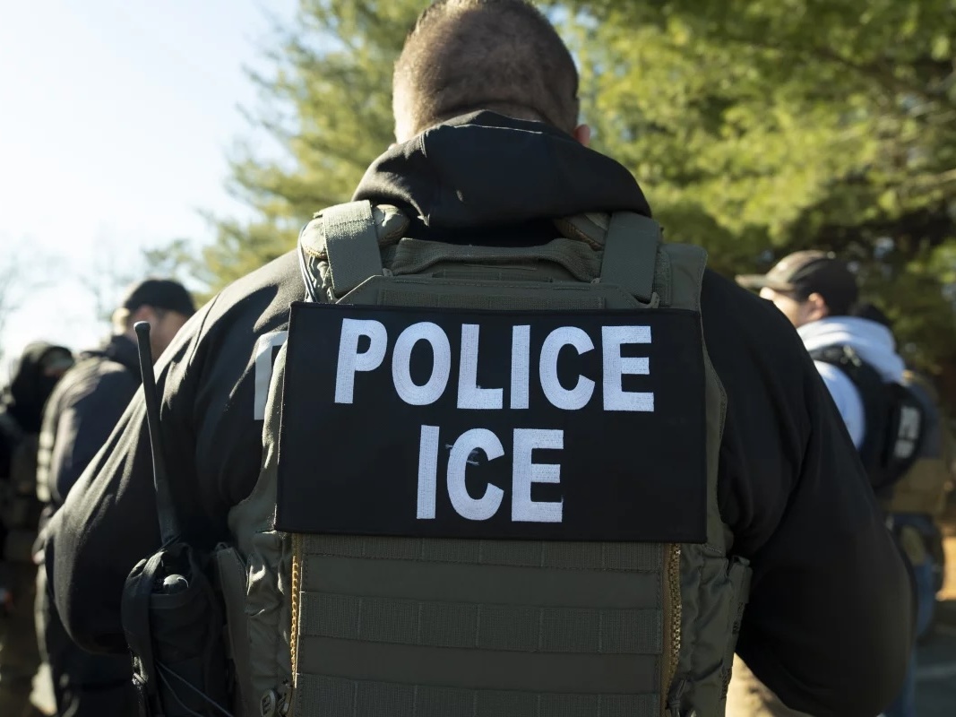 caption: El director de la Oficina de Campo de Baltimore del Servicio de Inmigración y Control de Aduanas de los Estados Unidos, Matt Elliston, escucha durante una sesión informativa el 27 de enero en Silver Spring, Maryland.