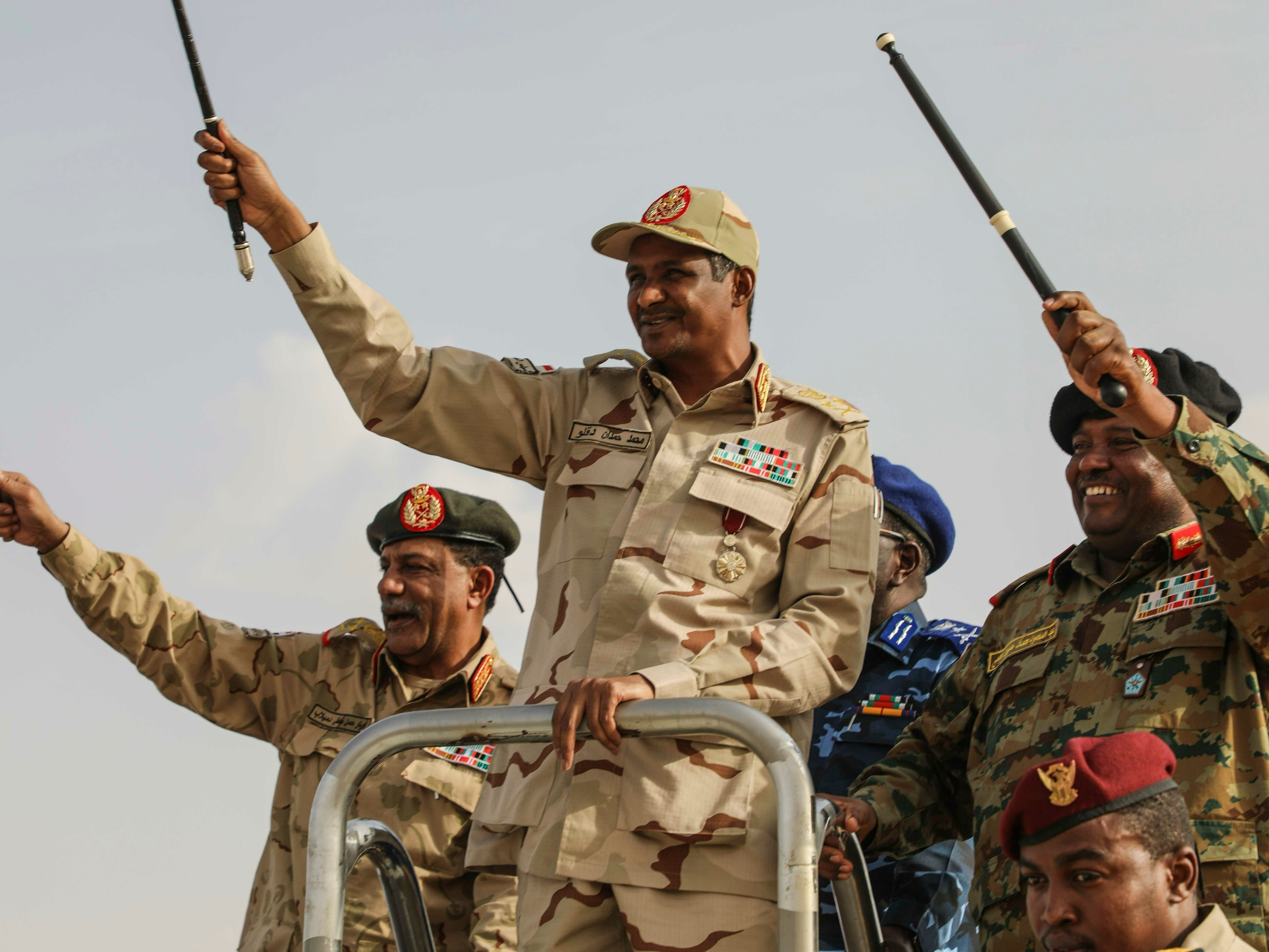 caption: Gen. Mohammed Hamdan Dagalo, center, greets the crowd during a military-backed tribes' rally in the Nile River State of Sudan, on Saturday, July 13, 2019.