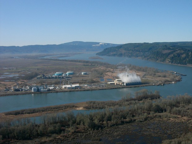caption: <p>PGE's natural gas fired electricity plant on the Columbia River near Clatskanie, Oregon.</p>