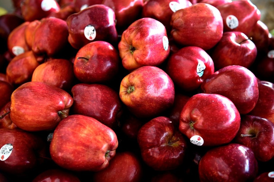 caption: Apples imported from the U.S., are seen at the Beethoven market in Mexico City. (Alfredo Estrella/AFP/Getty Images)