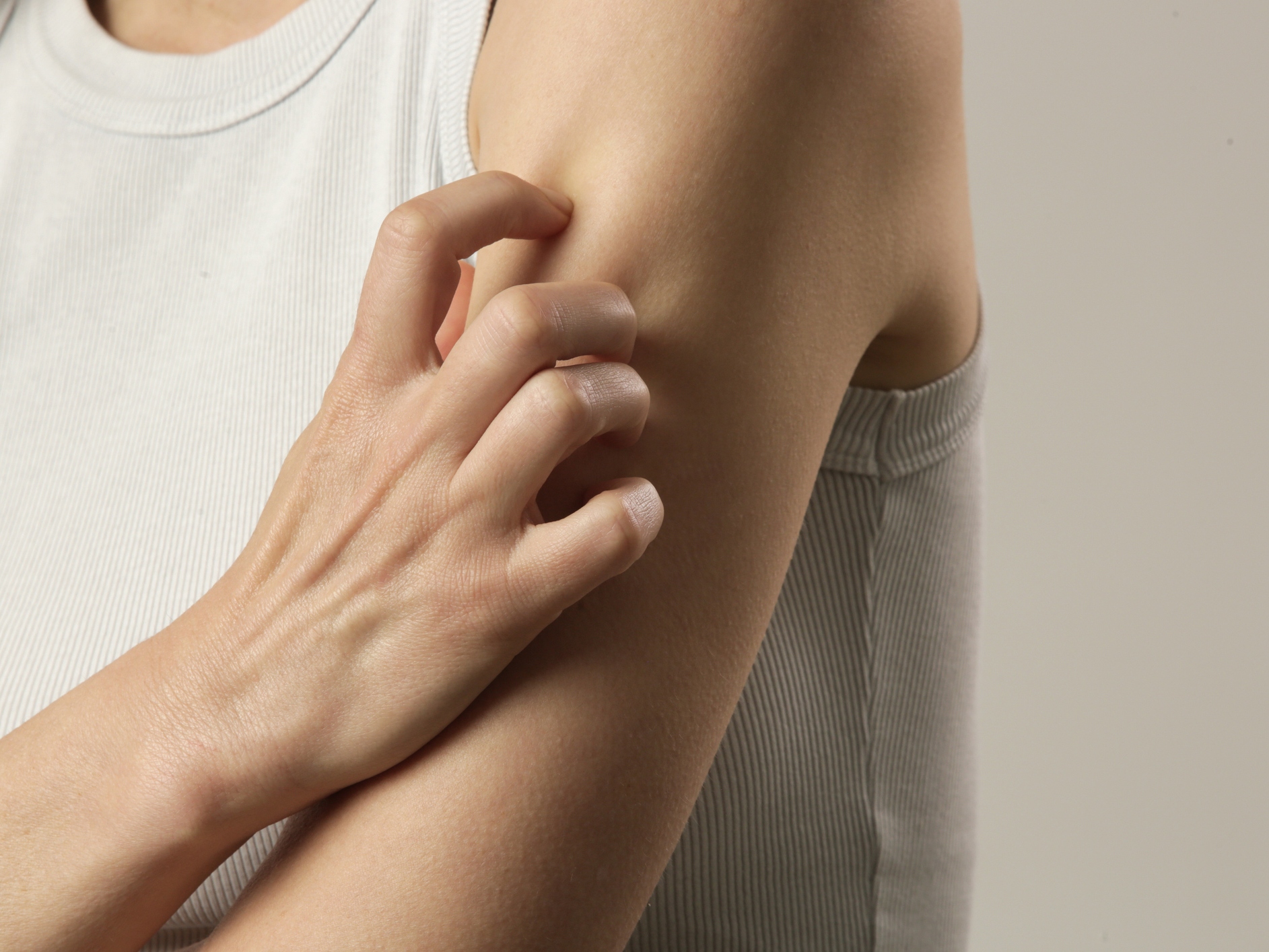 caption: Pain and itching can be early symptoms of shingles.