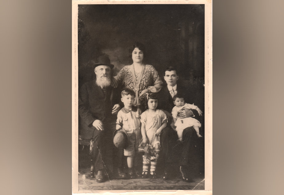 caption: Becky Benaroya (née Benoun) as a child (front center) with her grandfather Yosef, mother Dona, father Judah, brother Sam, and sister Nellie.