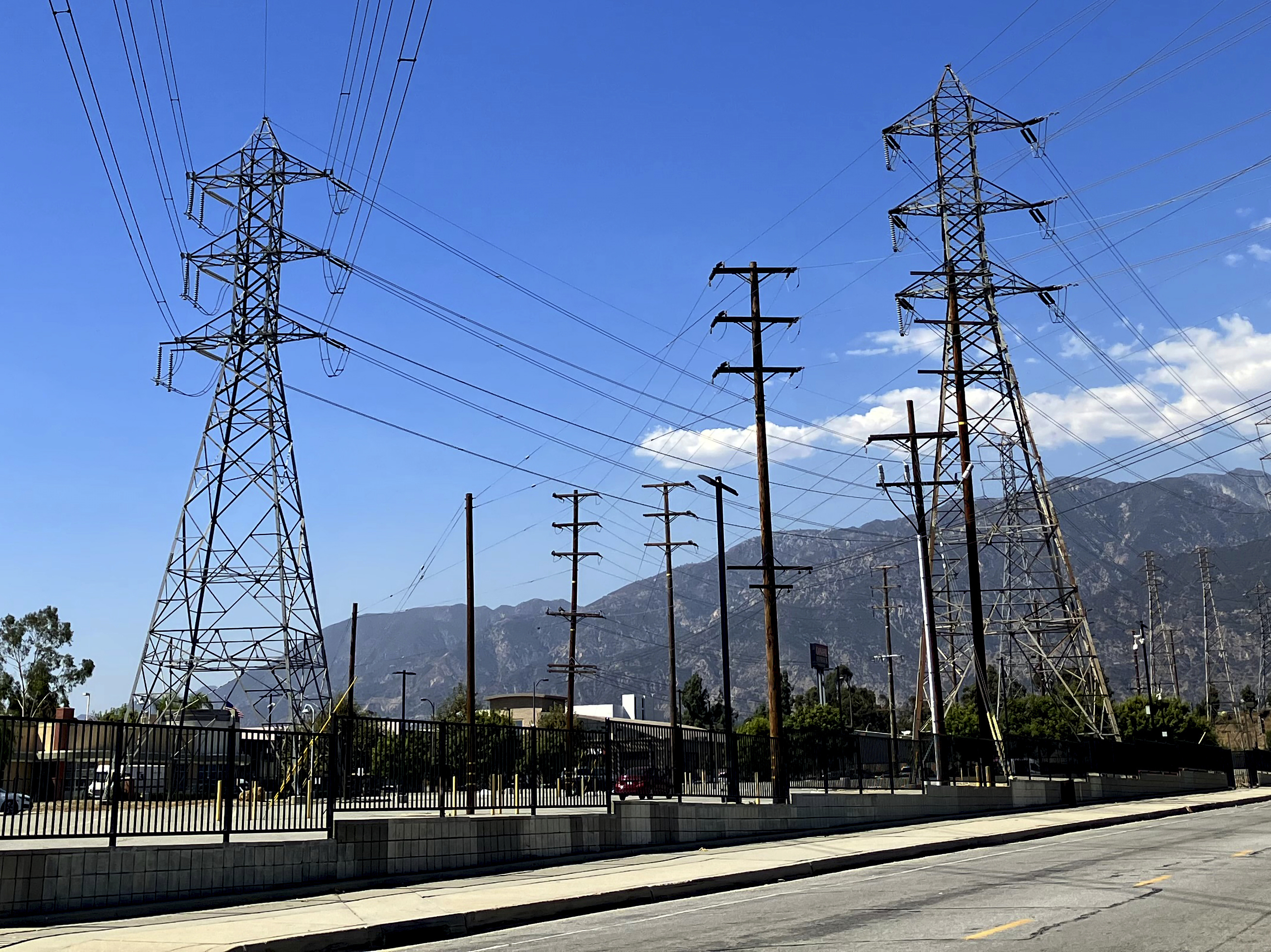 caption: Electrical grid towers are seen during a heat wave where temperature reached 105 degrees Fahrenheit, in Pasadena, Calif. on Wednesday.