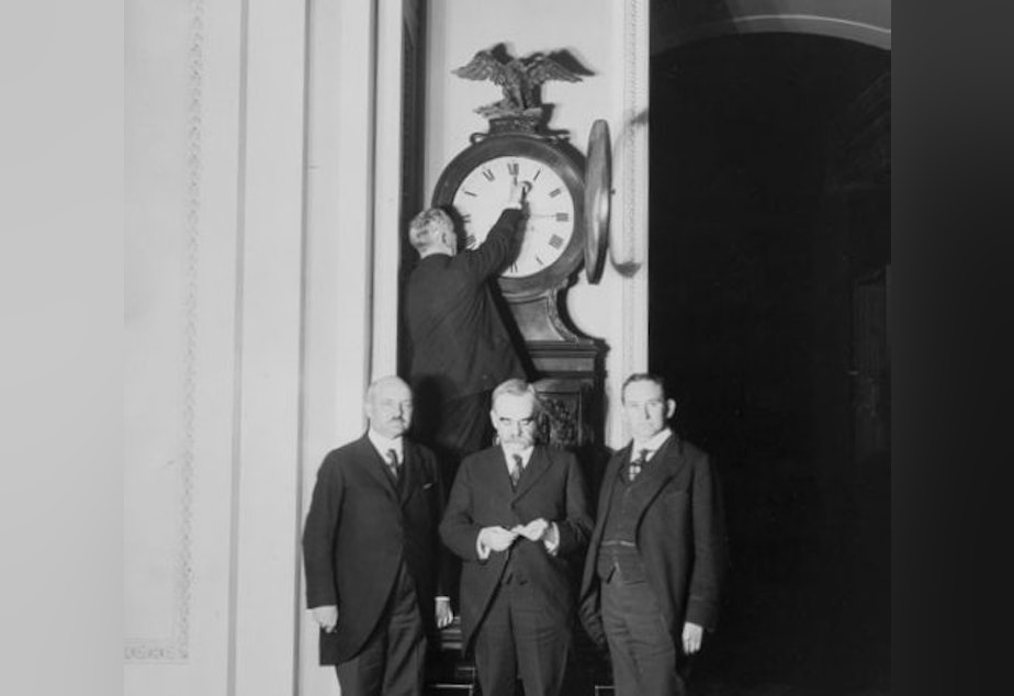 caption: Changing the clock for the first Daylight Saving Time in 1918.