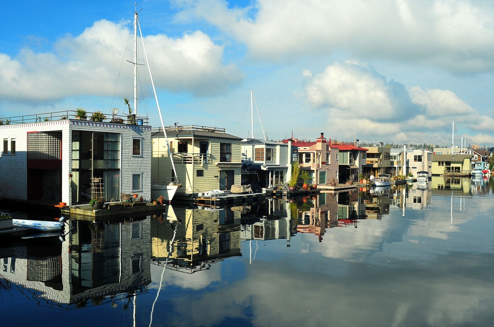 caption: Houseboats on Lake Union in the Eastlake area.