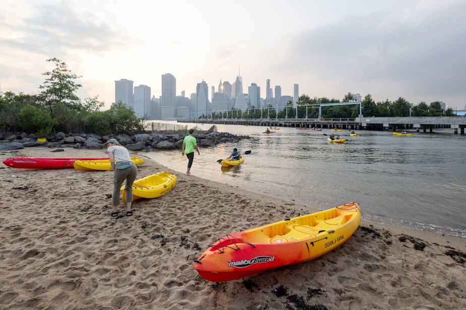 caption: A beach at Brooklyn Bridge Park.