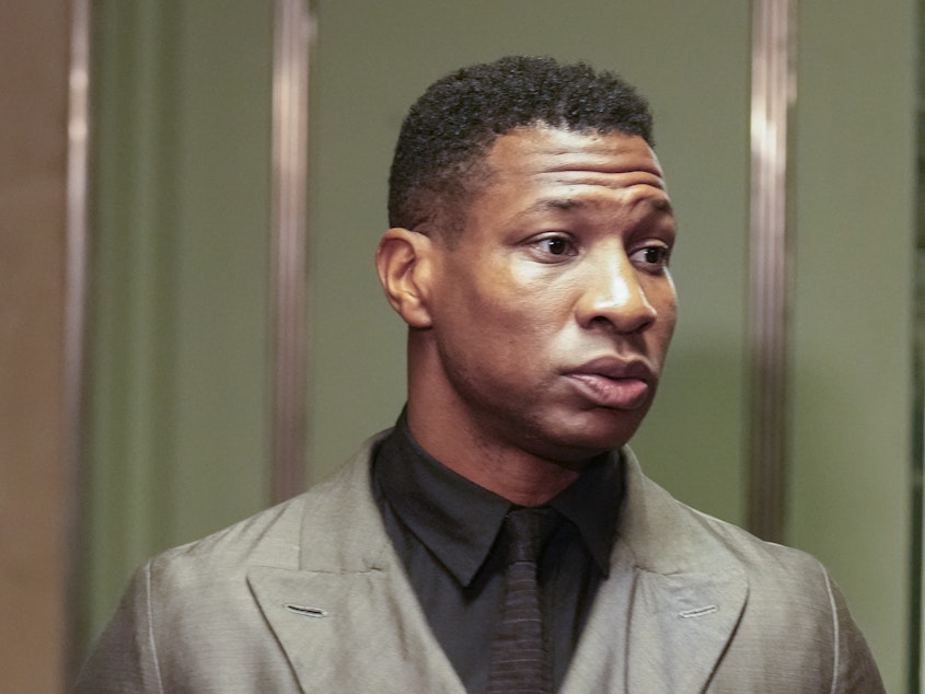 caption: Jonathan Majors enters a courtroom at the Manhattan criminal courts in New York on Dec. 18, 2023.