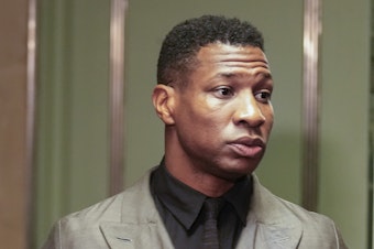 caption: Jonathan Majors enters a courtroom at the Manhattan criminal courts in New York on Dec. 18, 2023.