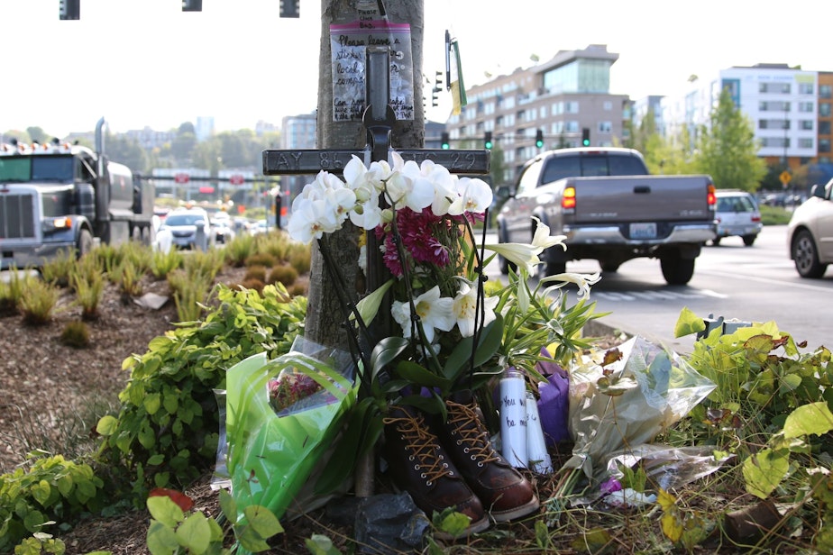 caption: Memorial for workers killed by a crane, Mercer Street.