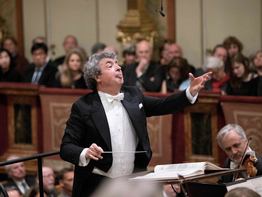 caption: Conductor Semyon Bychkov, conducting the Vienna Philharmonic in a performance in Vienna in 2017.