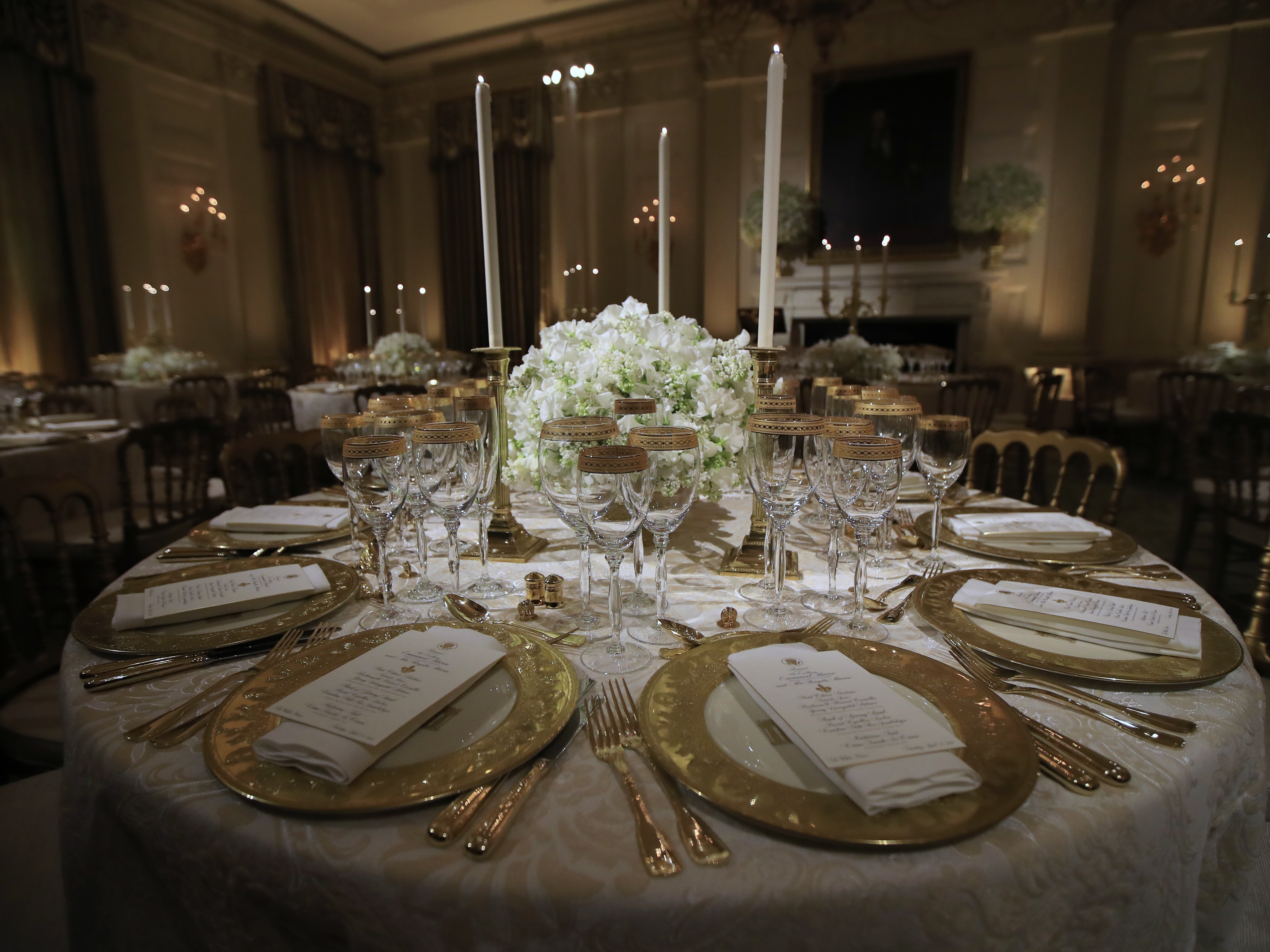 caption: The State Dining Room at the White House set for the first State Dinner that President Donald Trump hosted as president with French President Emmanuel Macron in Washington, Monday, April 23, 2018.