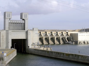 caption: FILE - This Oct. 24, 2006 file photo shows file photo shows the Ice Harbor dam on the Snake River in Pasco, Wash.  (AP Photo/Jackie Johnston, File)