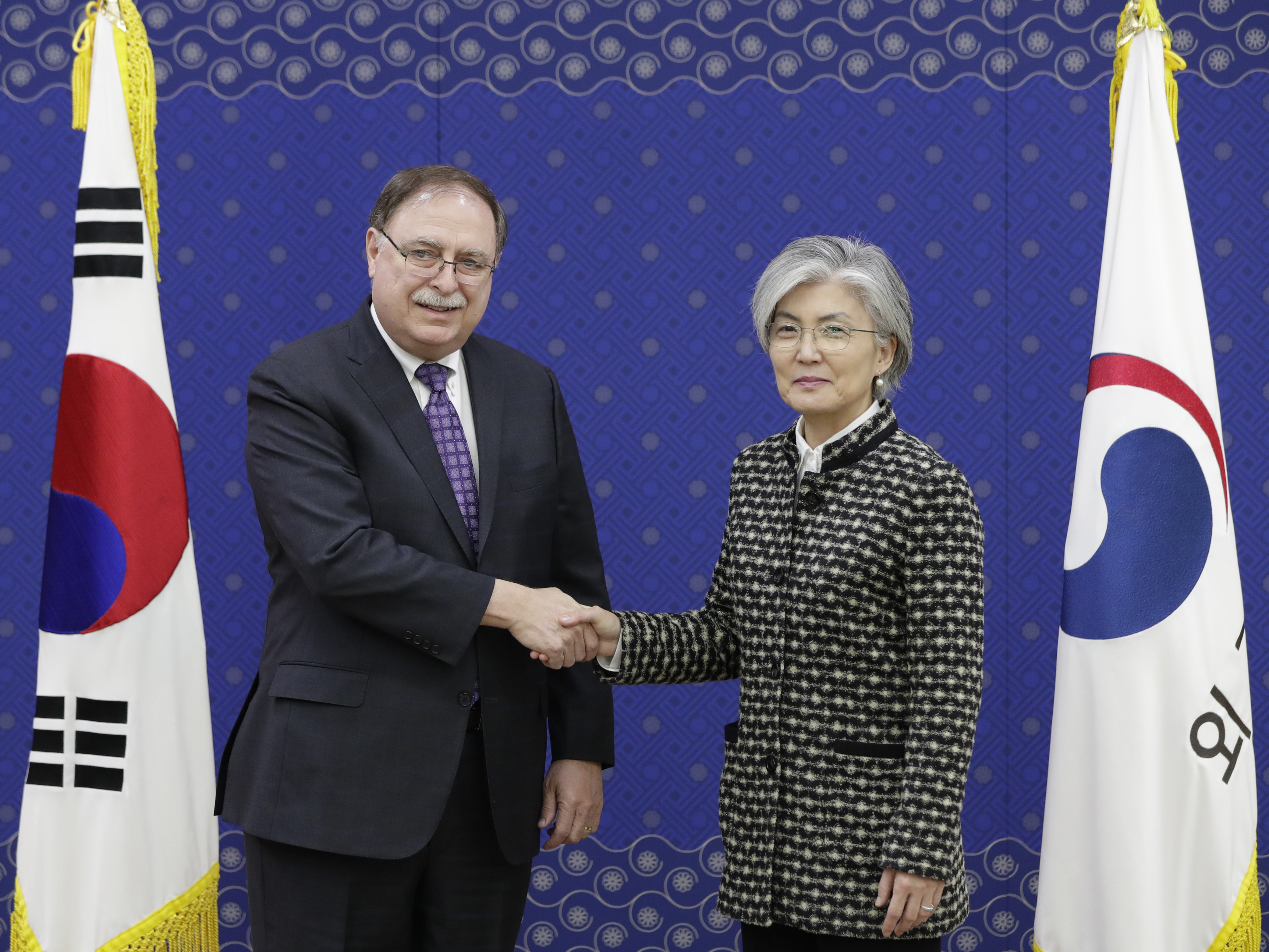 caption: South Korean Foreign Minister Kang Kyung-wha (R) shakes hands with Timothy Betts, acting Deputy Assistant Secretary and Senior Advisor for Security Negotiations and Agreements in the U.S. Department of State (L) during their meeting on Feb. 10.