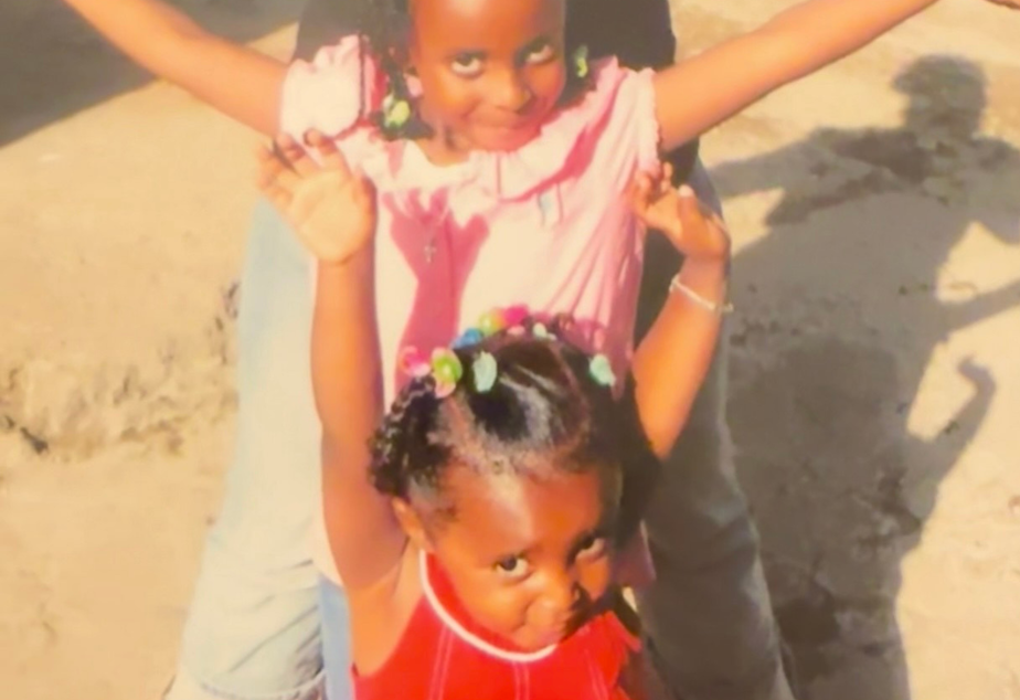 caption: Rediet Giday (bottom) and her sister, Bitaniya Giday, as children.