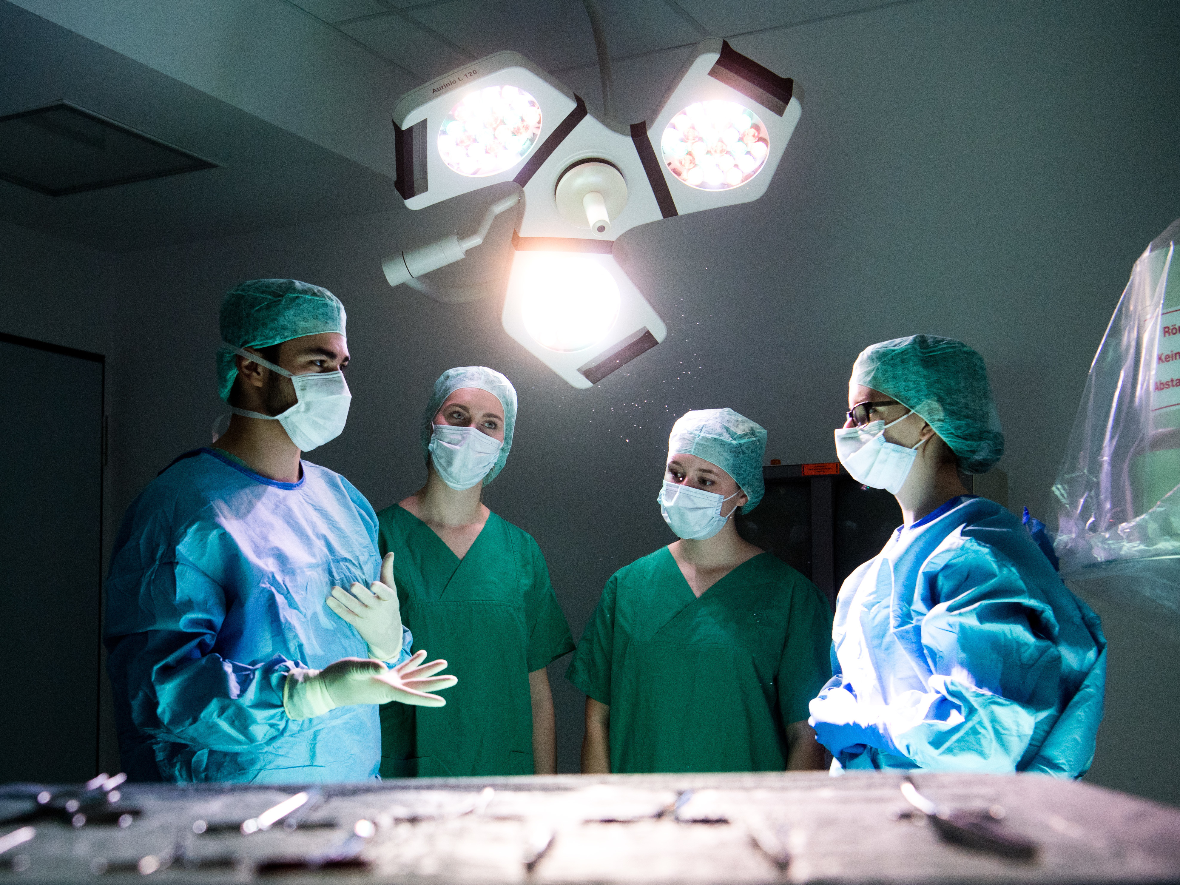05 February 2019, Lower Saxony, Hannover: Medical students practice in the "Skills Lab" of the Hannover Medical School.