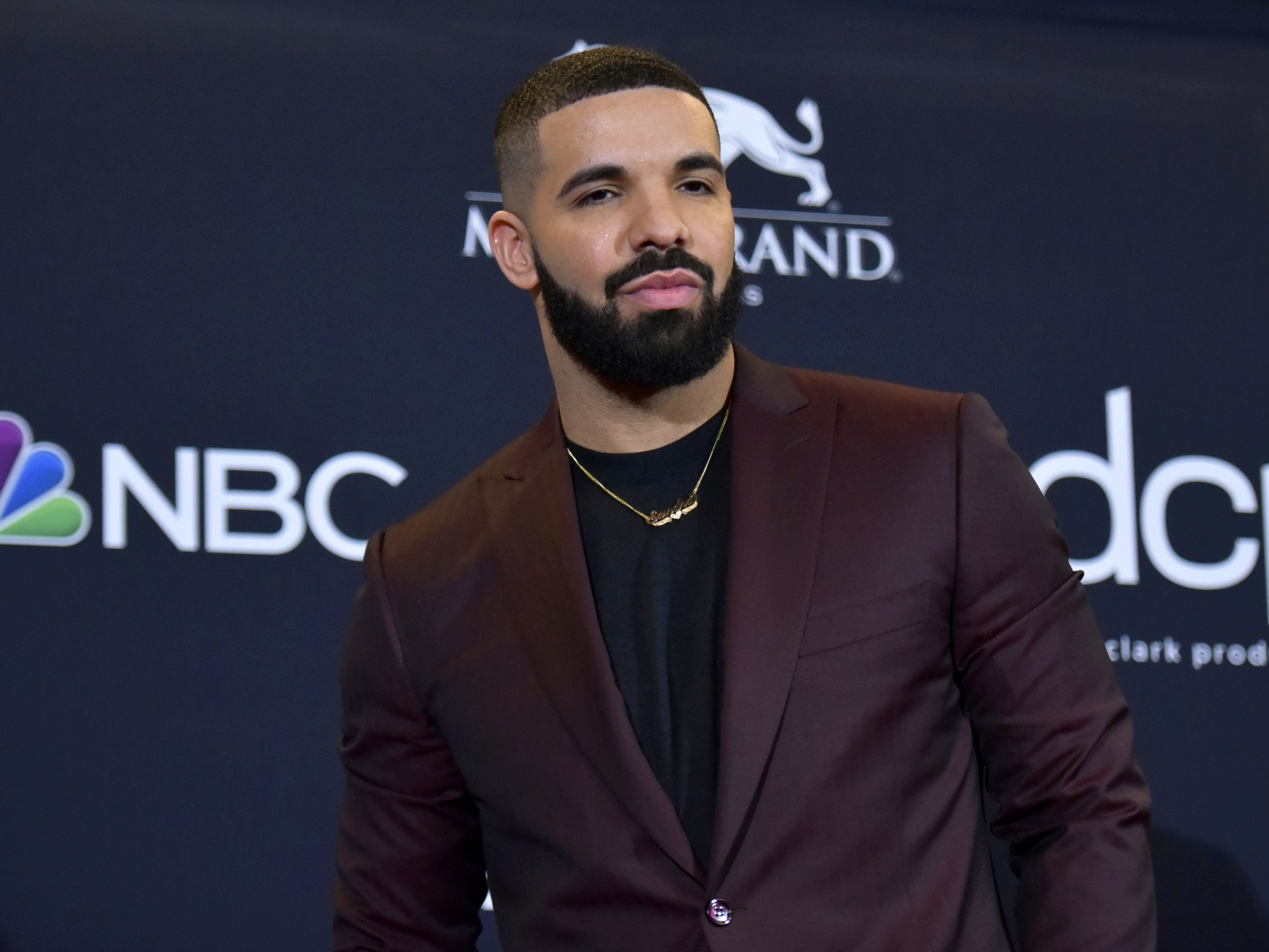 caption: Drake poses at the Billboard Music Awards in Las Vegas on May 1, 2019.