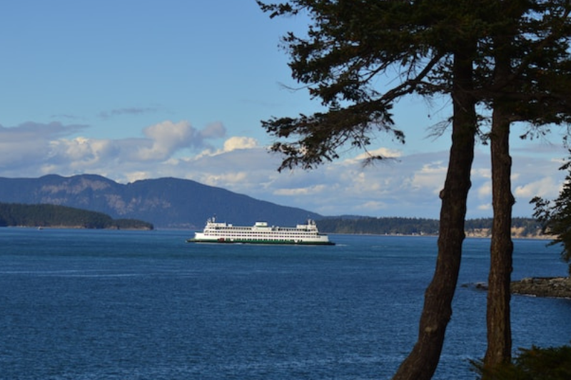 caption: A Washington State Ferry traveling between Anacortes and the San Juan Islands. 