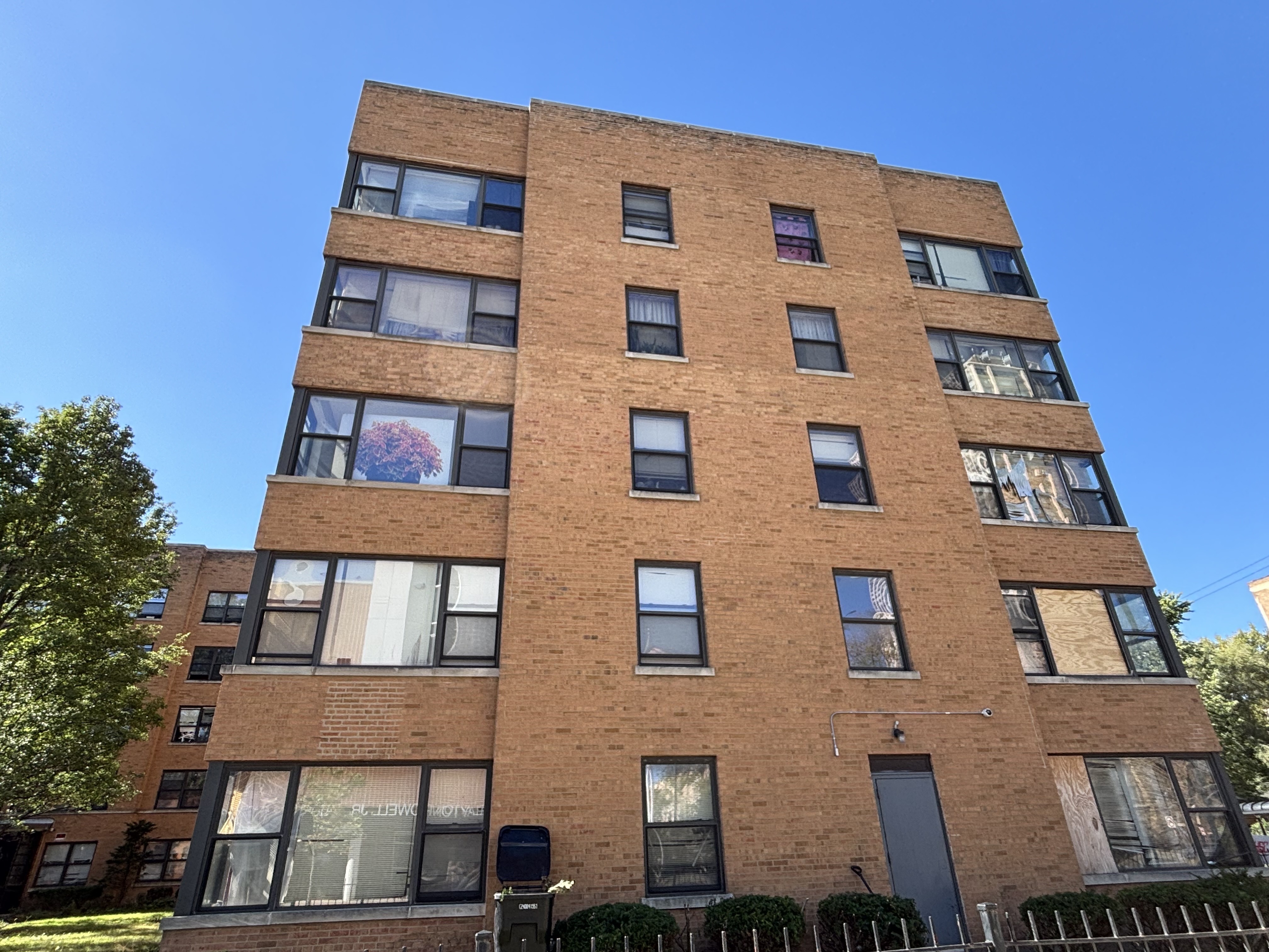 caption: Federal agents rappelled out of a Black Hawk helicopter onto the roof of a South Shore Chicago apartment building on Sept. 30, 2025.