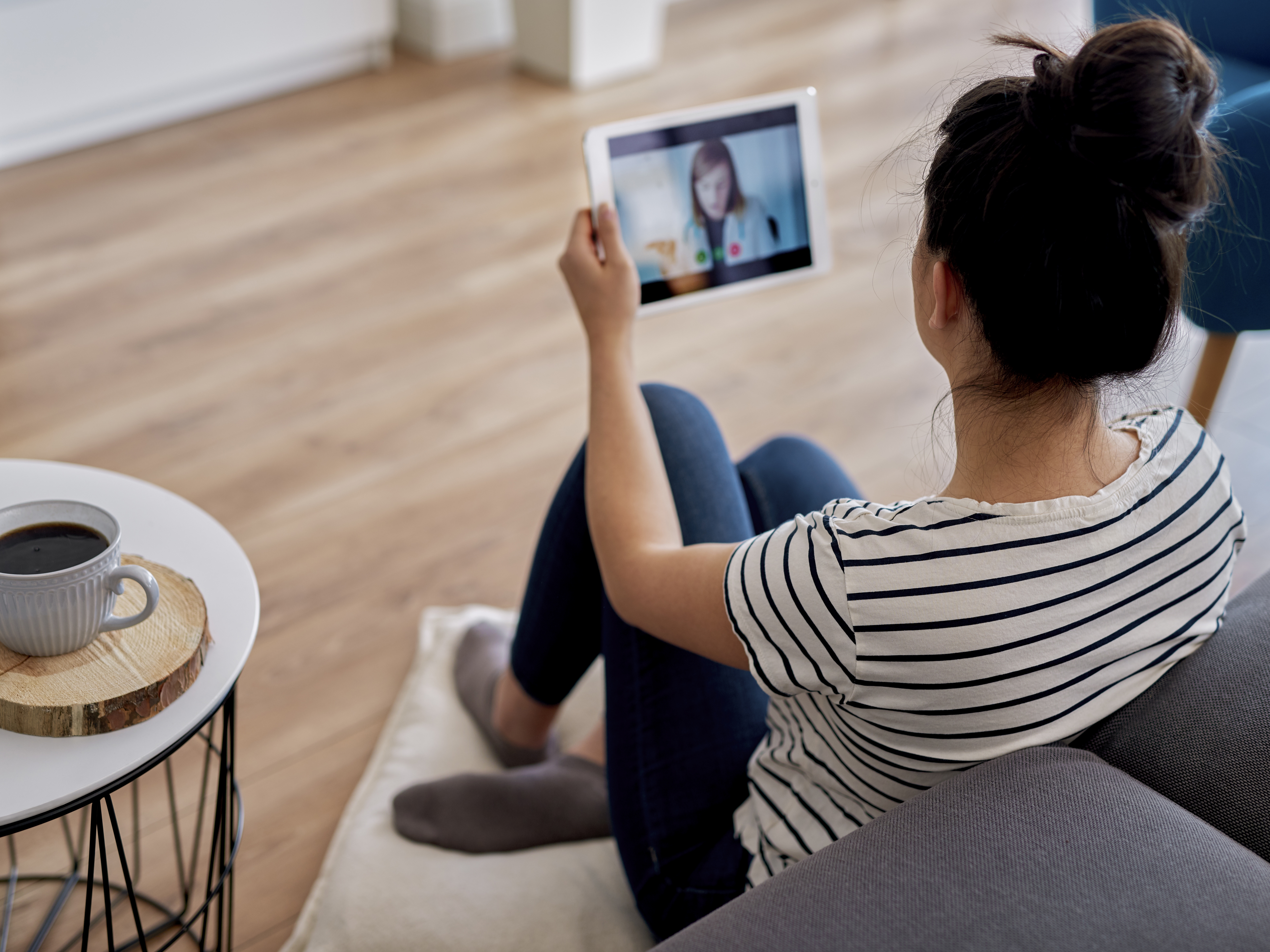 caption: Brief glitches in video calls may seem like no big deal, but a new study suggests they can have a negative effect on how trustworthy a person is perceived to be. <br>