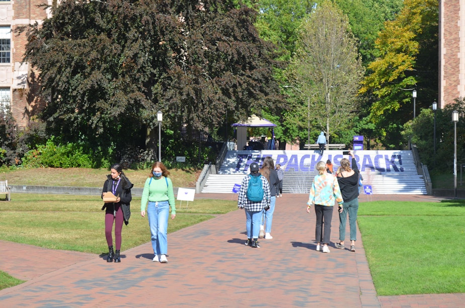 caption: Students return to the University of Washington campus in fall 2021 after a year and a half of online learning.