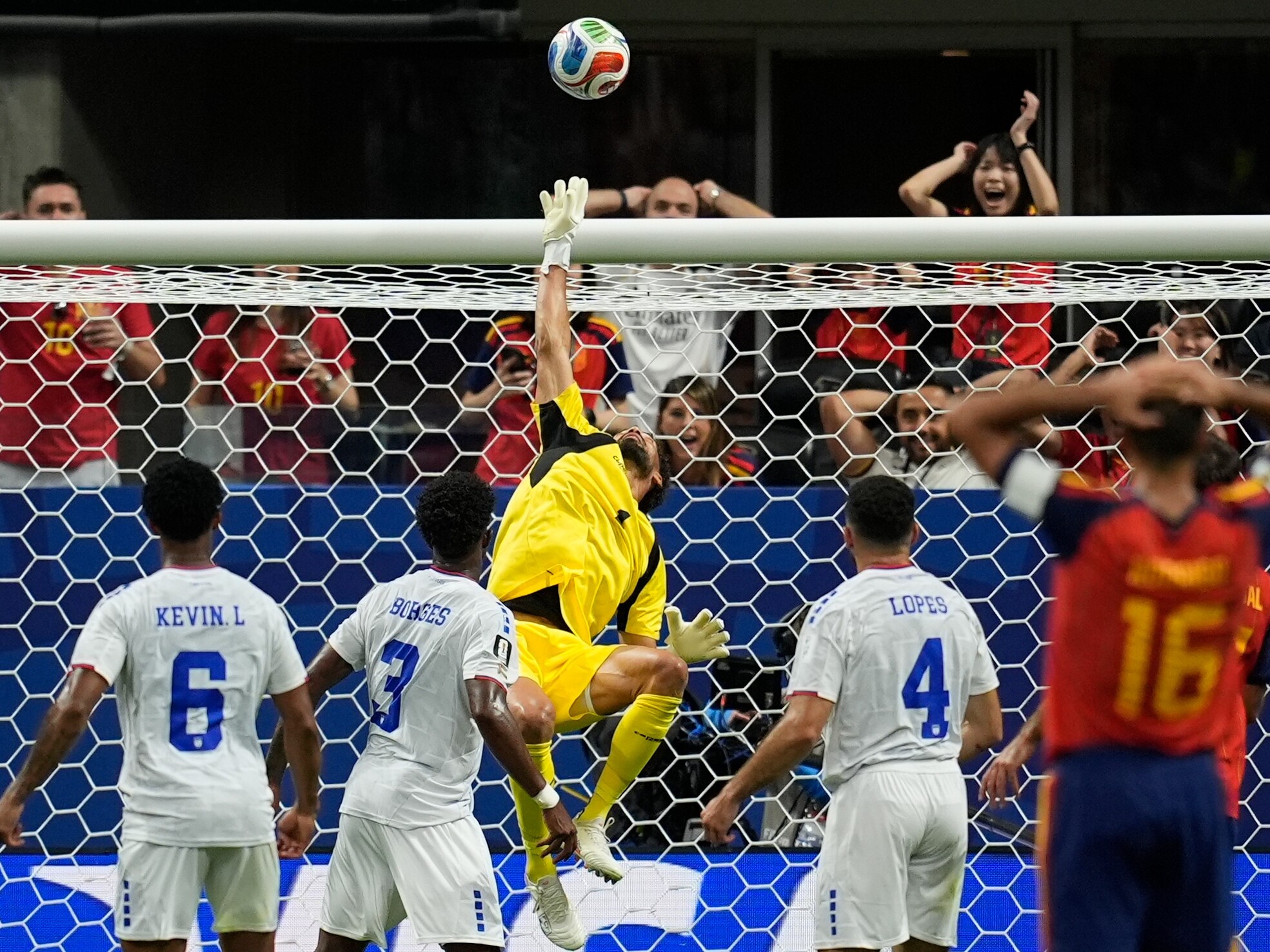 KUOW - 40-year-old Cape Verde goalkeeper keeps favorite Spain to 0 goals at World  Cup