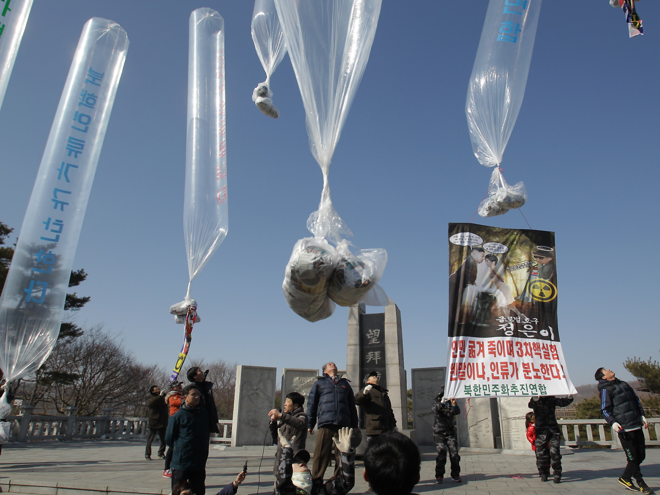 caption: North Korean defectors living in South Korea release balloons carrying propaganda leaflets denouncing North Korea's nuclear test at Imjingak, near the Demilitarized Zone (DMZ) on Feb. 16, 2013, in Paju, South Korea.
