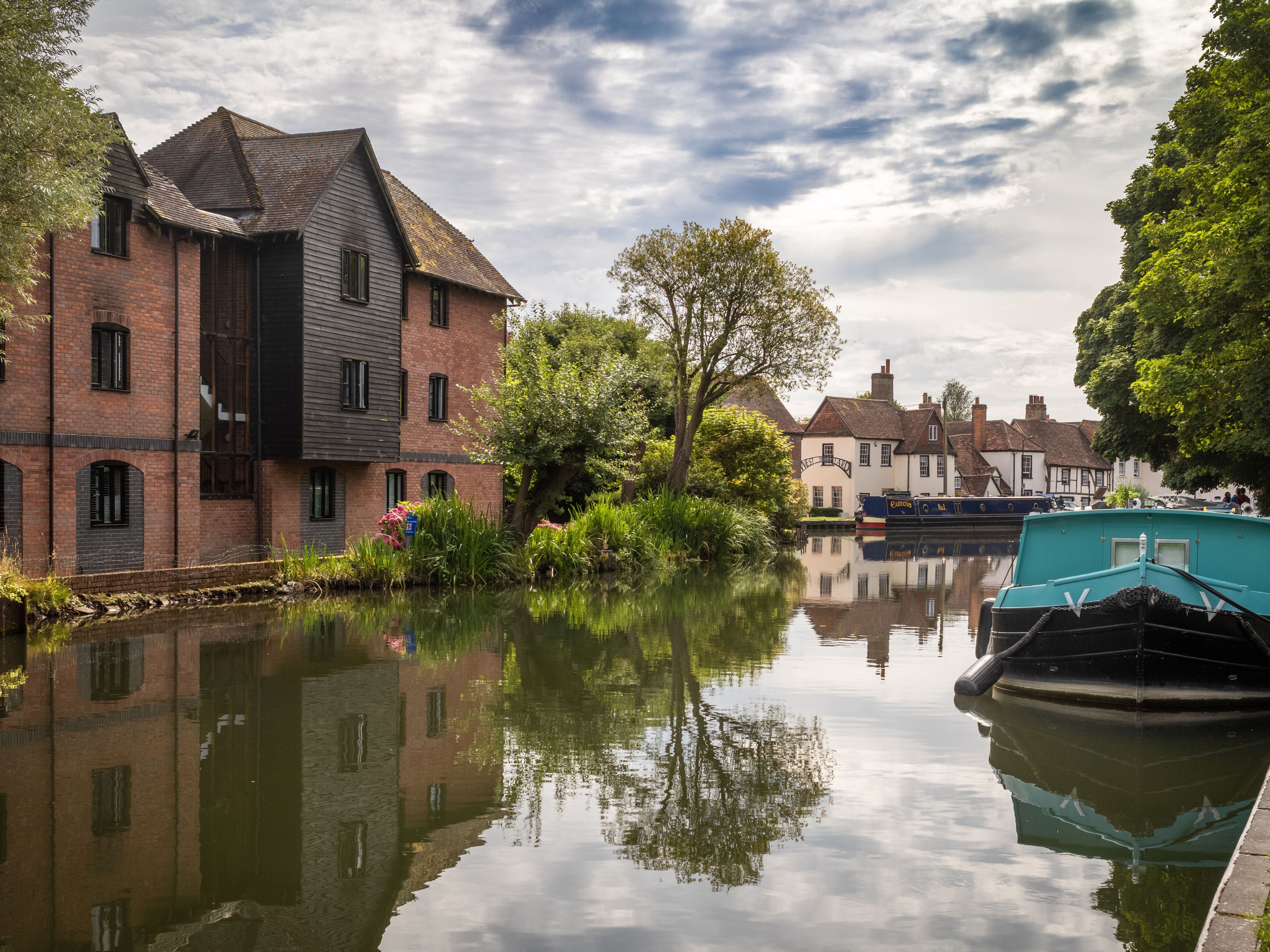 caption: A view along the Kennet and Avon Canal near Newbury Lock, Newbury, Berkshire, England.