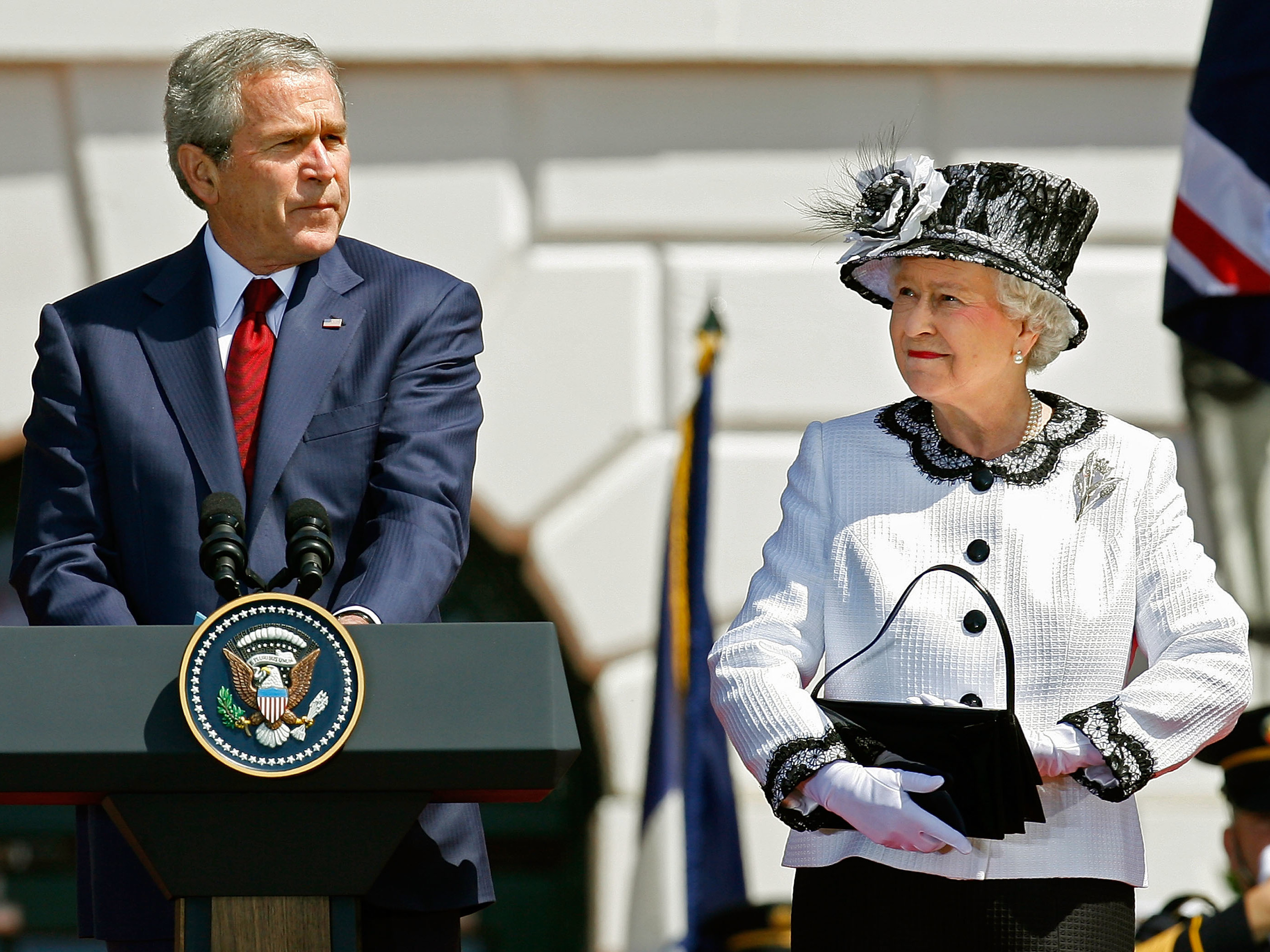 caption: President George W. Bush welcomes Queen Elizabeth II during an arrival ceremony on the south lawn of the White House on May 7, 2007.