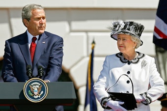 caption: President George W. Bush welcomes Queen Elizabeth II during an arrival ceremony on the south lawn of the White House on May 7, 2007.