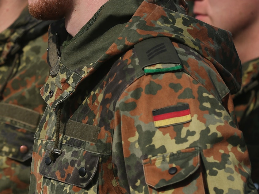 caption: An officer in Germany's special forces unit is set to be suspended after military investigators found ties to right-wing extremism.
