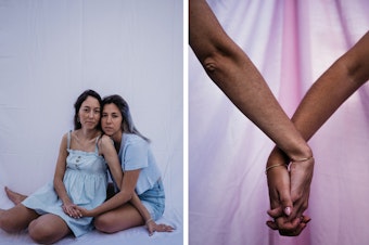 caption: <strong>Izquierda: </strong>Carolina Fatta (vestido azul) y Agustina Cecilia Buratti. <strong>Derecha</strong>: "Las dos llevamos una pulsera de oro desde el día que nos bautizaron juntas," dice Fatta.