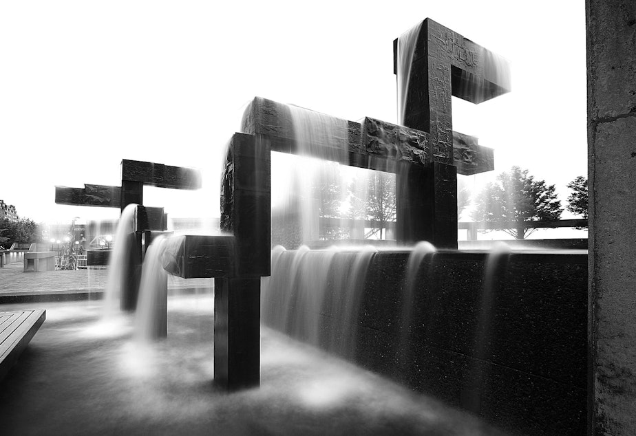 caption: A 2010 picture of the Waterfront fountain on Pier 58.