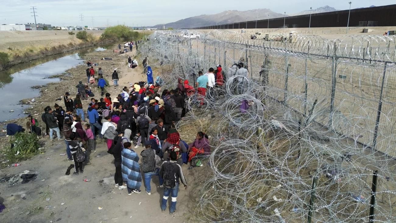 caption: Hundreds of migrants set up camp on the Rio Grande, waiting for Texas National Guard agents to let them enter the border wall in Ciudad Juarez, Mexico on March 20, 2024.
