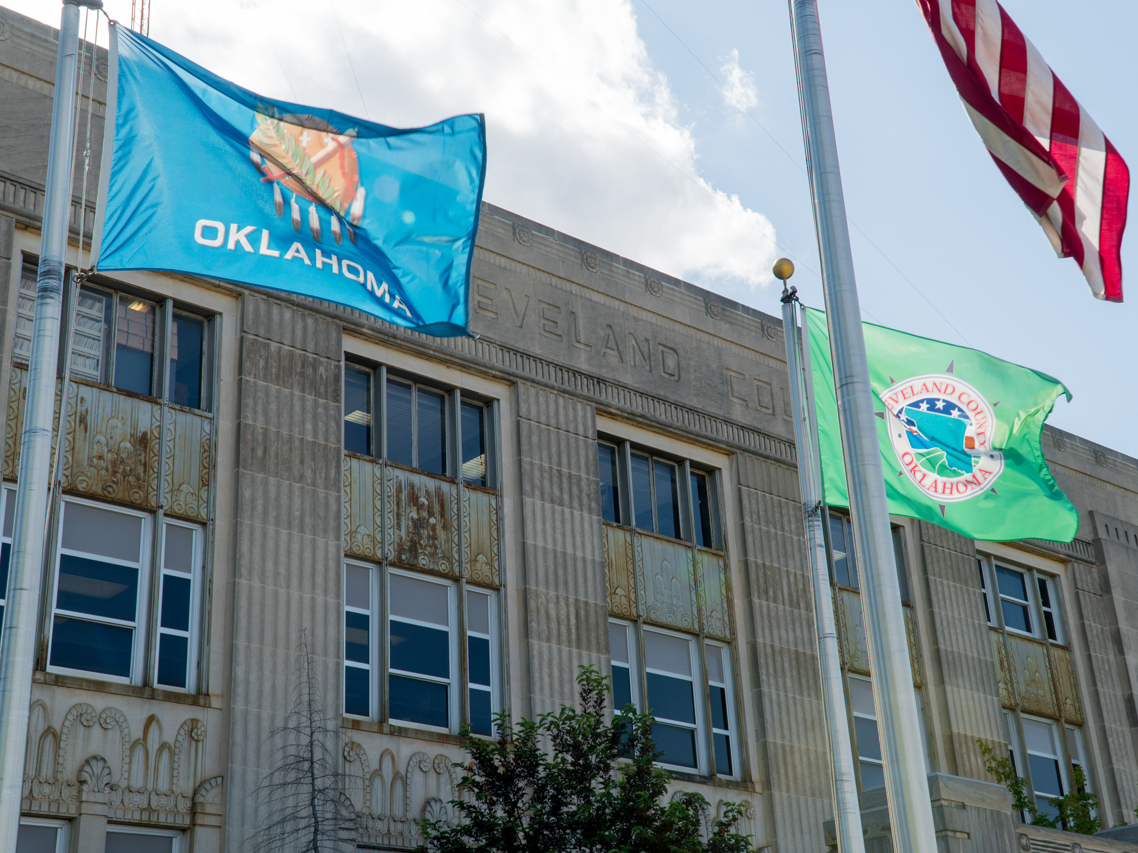caption: The first case in a flood of litigation nationwide against opioid drug manufacturers will begin on Tuesday in this courthouse in Norman, Okla.