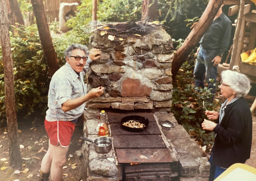 caption: Frank Lipera and his 87-year-old mother Anna Lipera, Anna King’s great-grandmother, fry clams Sicilian-style in a cast iron skillet at the family’s beach house near Gig Harbor, Washington, on July 4, 1981.
