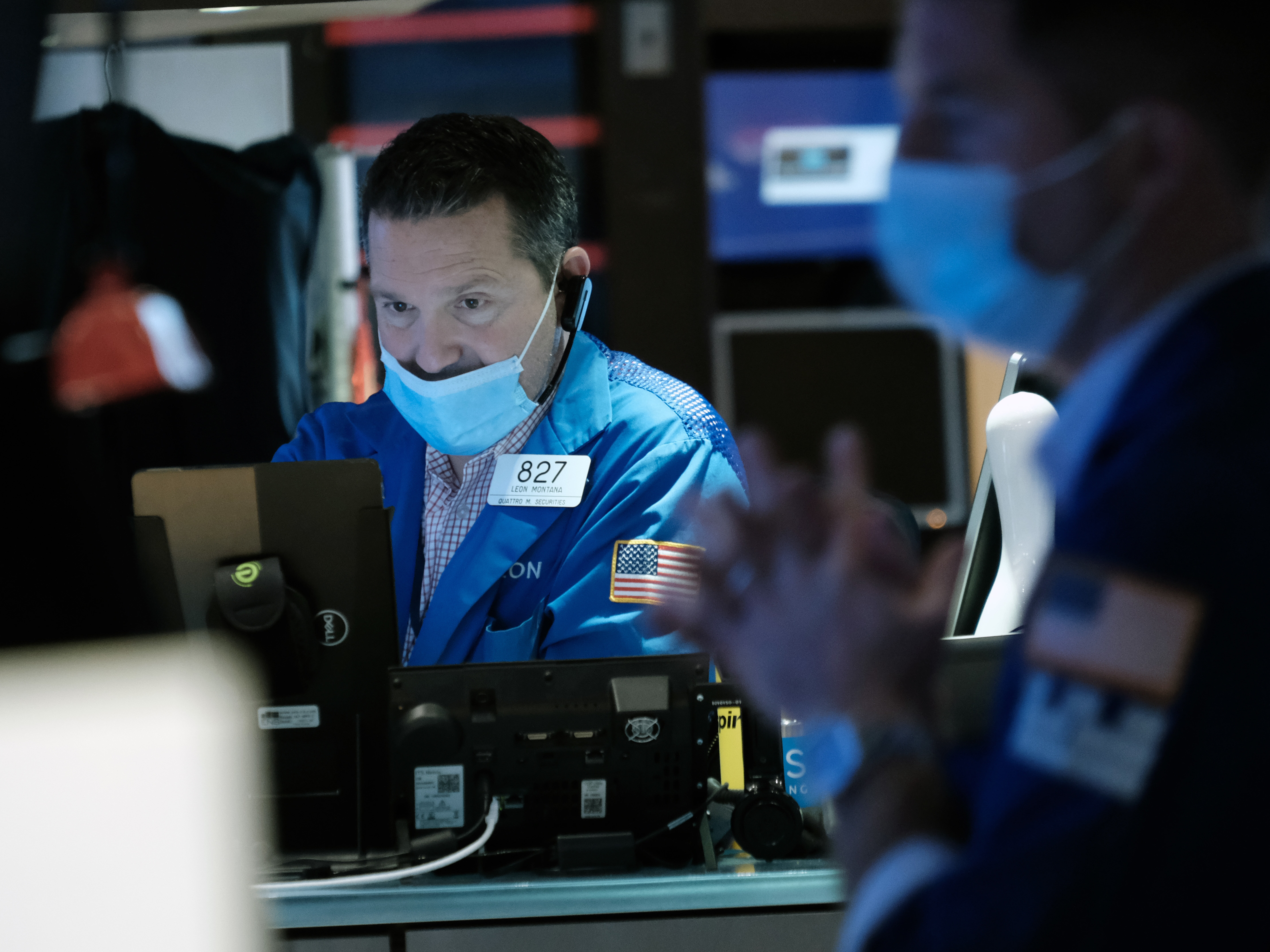caption: Traders work on the floor of the New York Stock Exchange (NYSE) on Jan. 20 in New York City. Stocks continued to slump on Monday as the Federal Reserve gears up to raise interest rates in a bid to bring down inflation from 40-year highs.