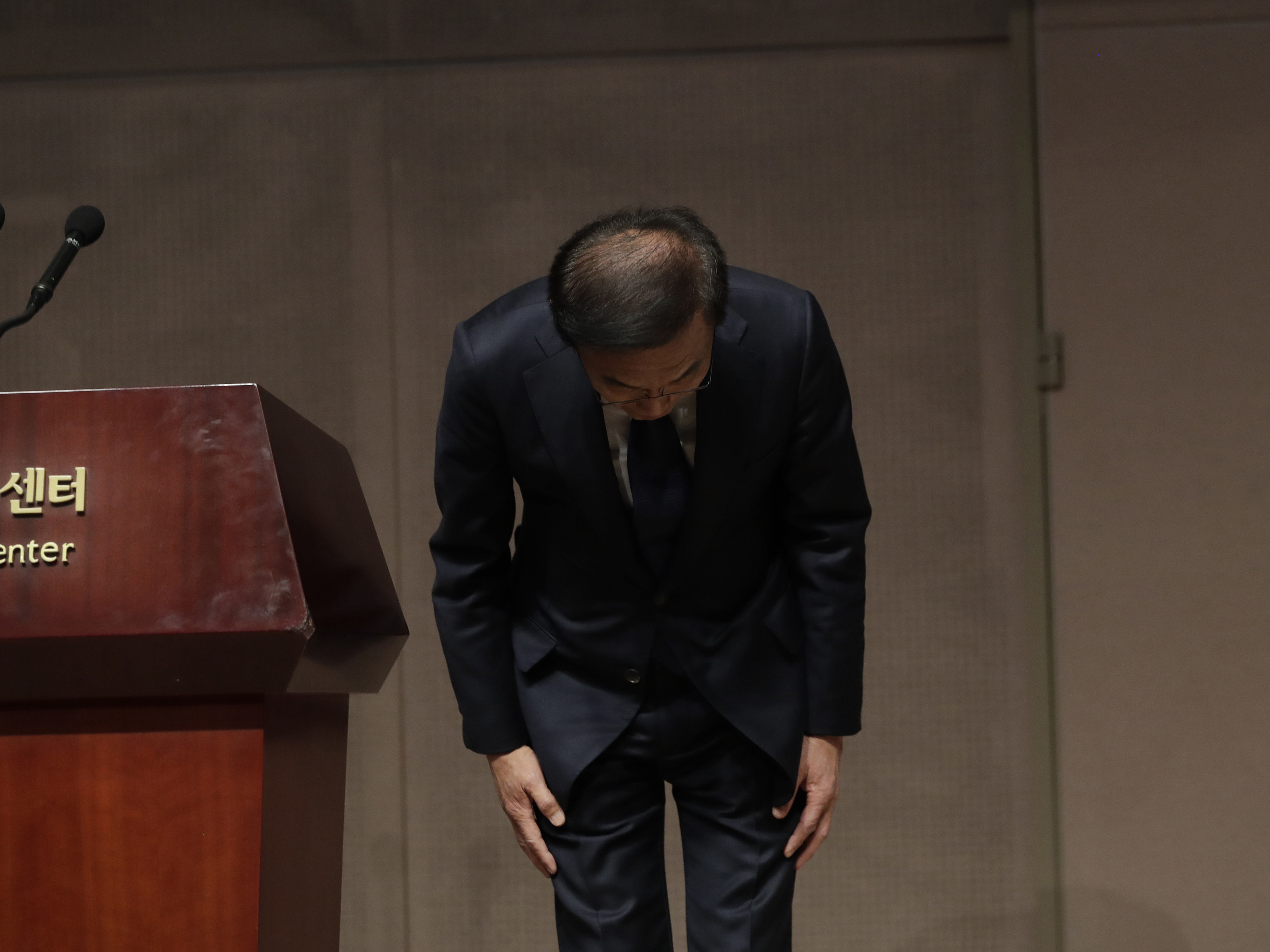 caption: Kinam Kim, president and CEO of Samsung's Device Solutions division, bowed in apology at a Friday news conference in Seoul, South Korea.