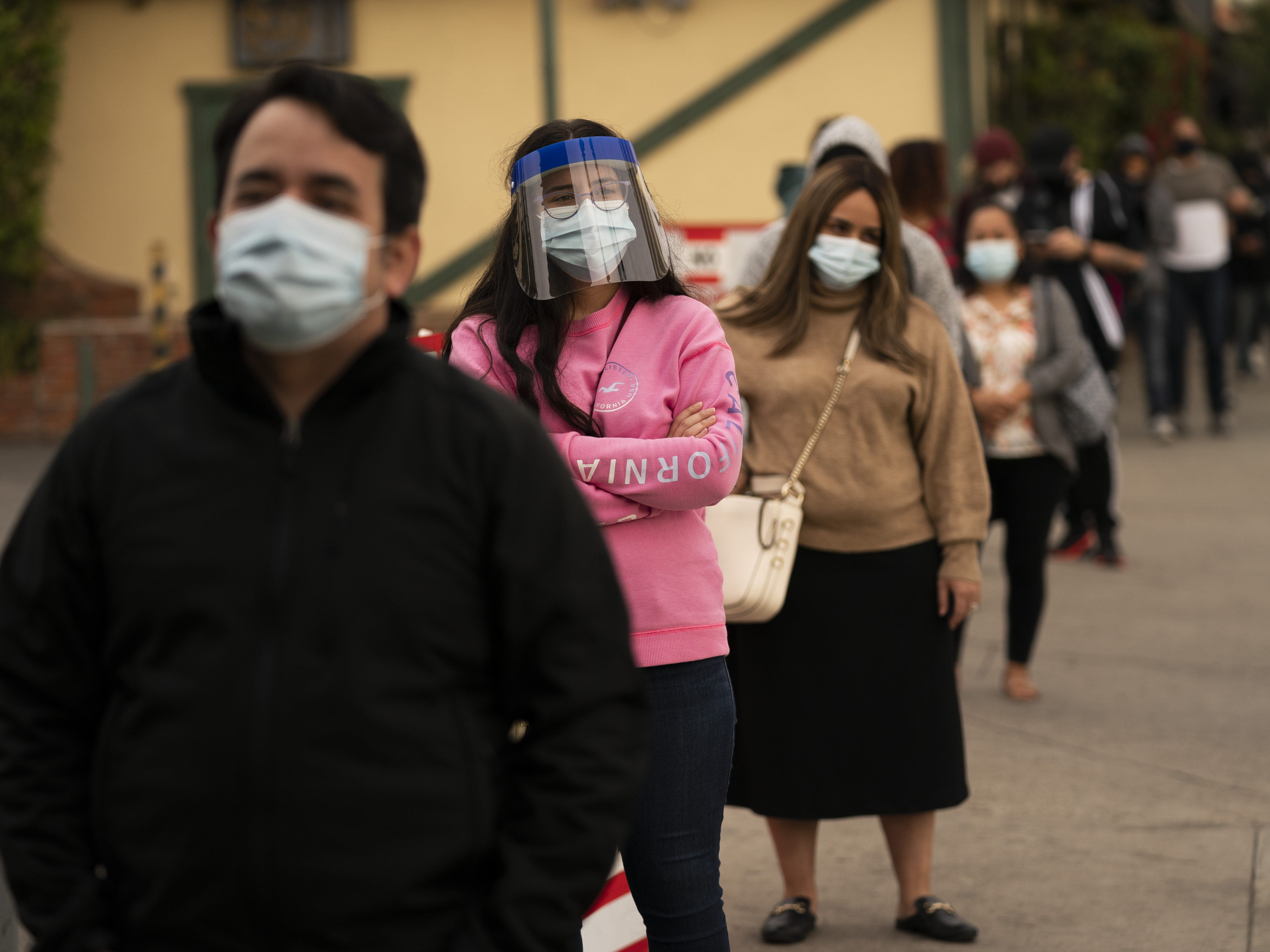 caption: People wait in line for coronavirus tests in Los Angeles this week. The United States one-day death toll from the virus topped 3,000 for the first time on Wednesday.