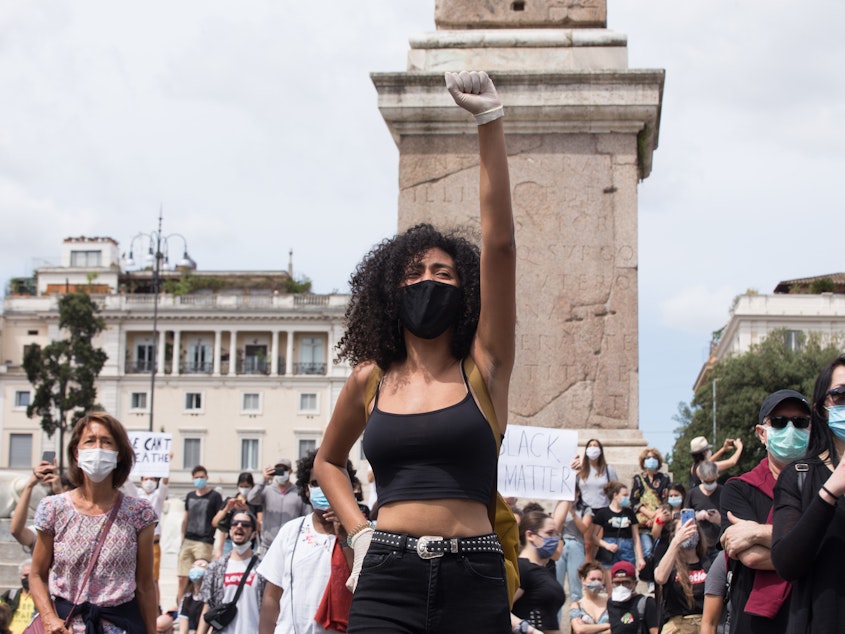 Hundreds of people demonstrated in Piazza del Popolo in Rome against racism, part of a global wave of protests following the death of George Floyd in Minneapolis. A police officer is being charged with second degree murder.