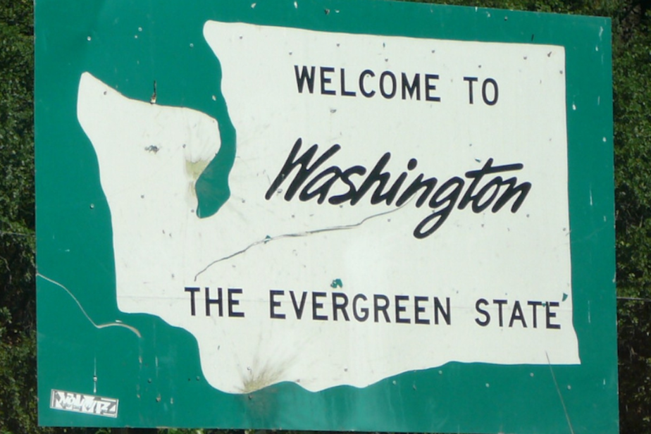 caption: A state road sign at the border welcoming drivers to Washington, "The Evergreen State."