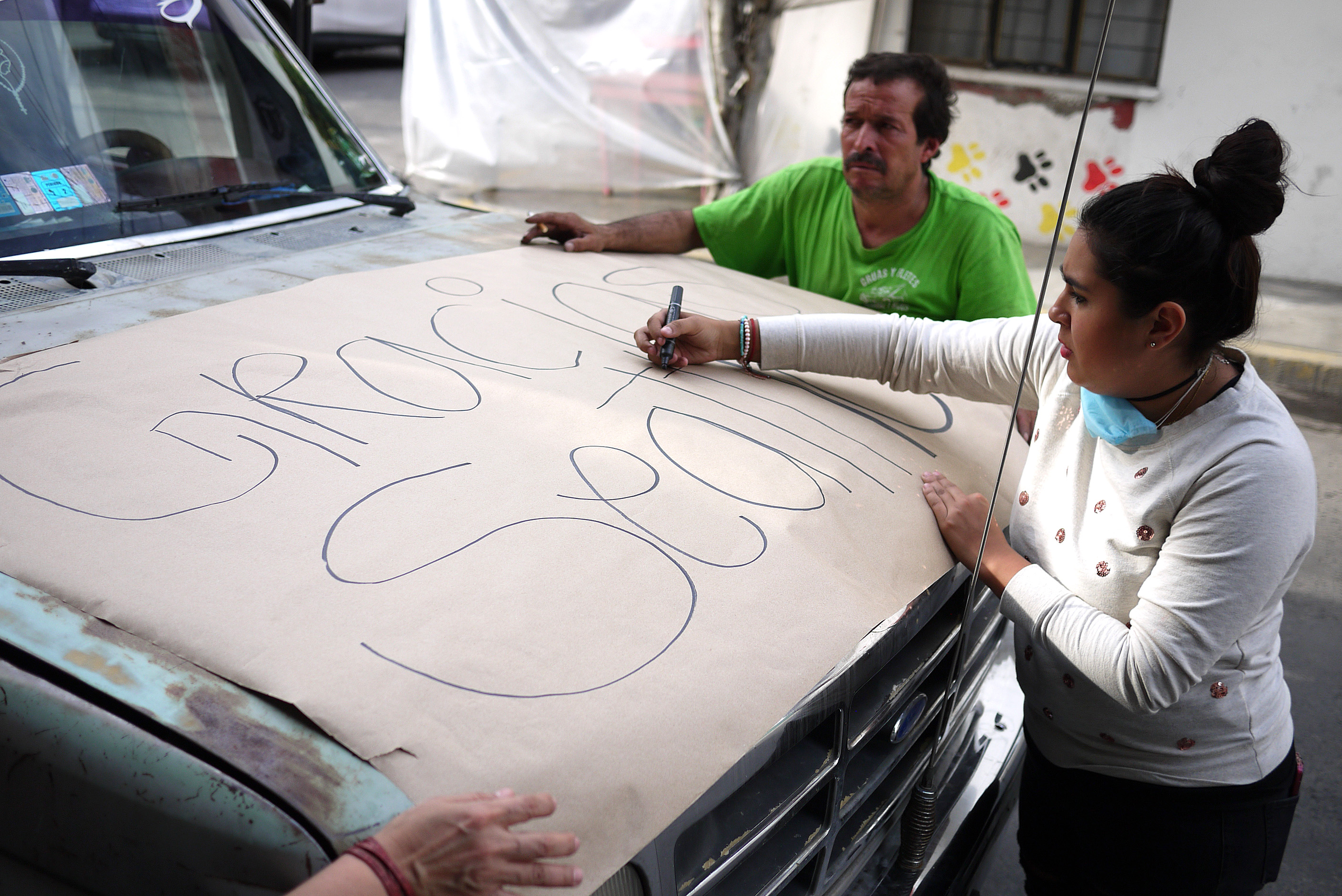 caption: Friends and family in Mexico City write a thank you to people in Seattle who contributed to the earthquake victims.