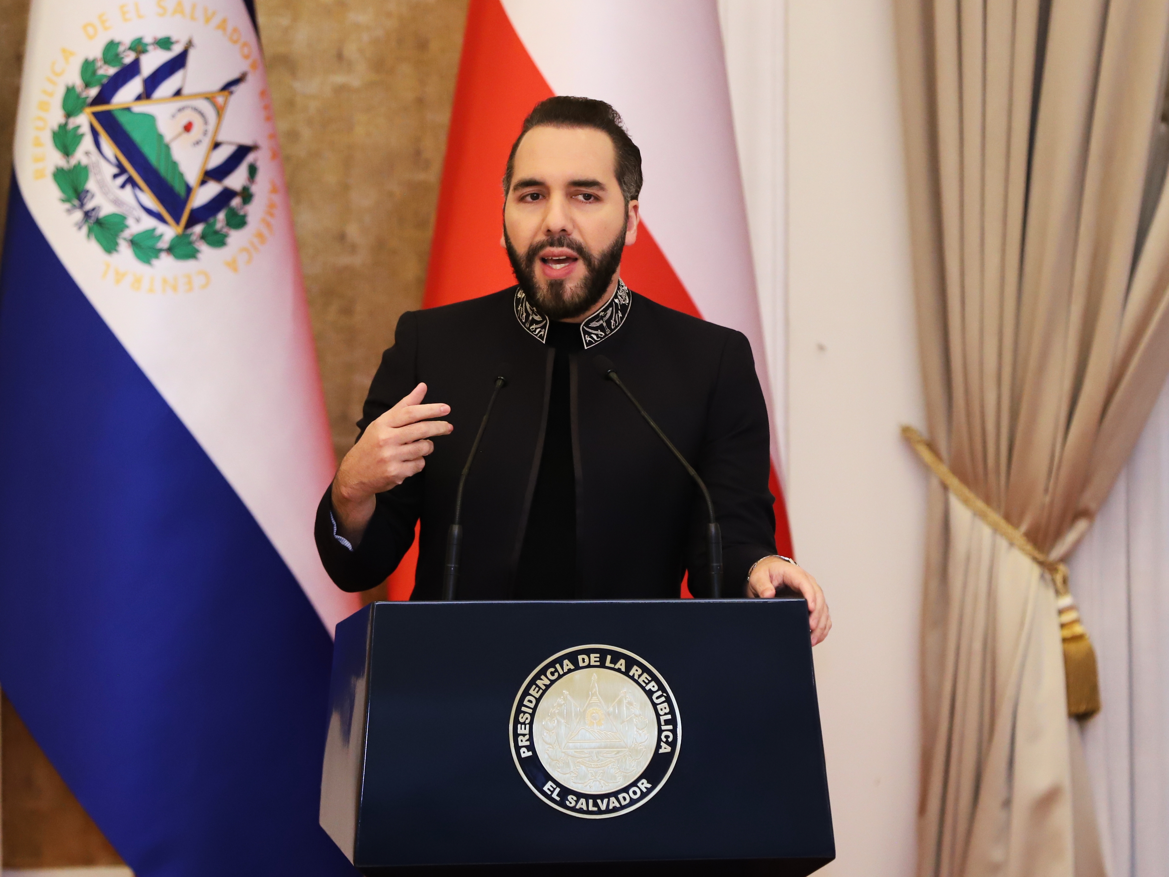 caption: El presidente de El Salvador, Nayib Bukele, habla durante una conferencia de prensa con el presidente electo de Chile en el palacio presidencial en San Salvador, El Salvador, el viernes 30 de enero de 2026.