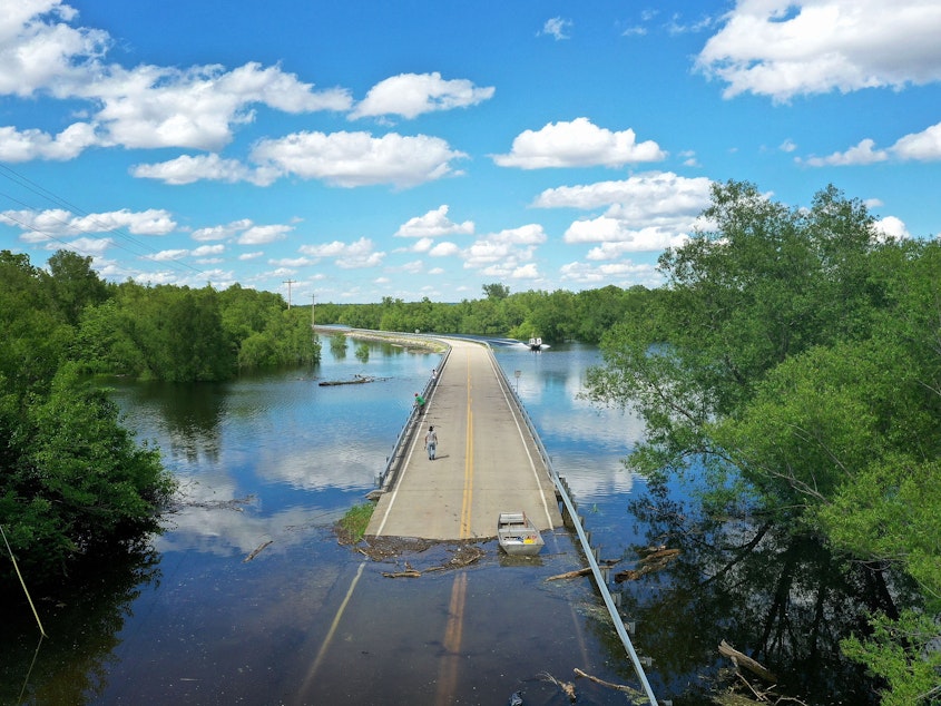 caption: Floodwater from the Mississippi River cuts off the roadway from Missouri into Illinois at the states' border on May 30, 2019 in Saint Mary, Missouri.