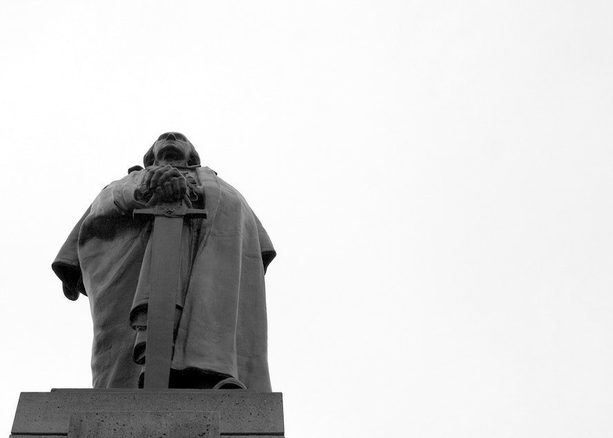caption: The George Washington statue on the University of Washington Seattle campus.
